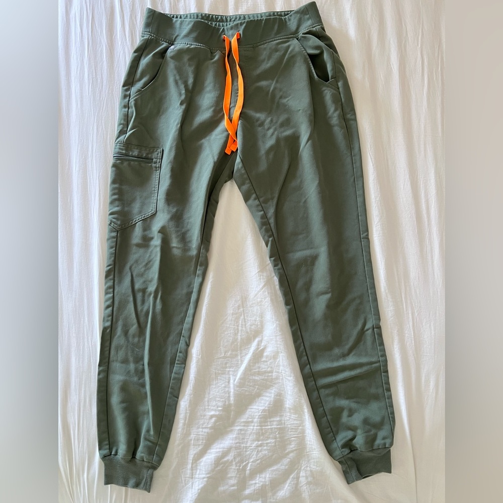 Figs Zamora jogger scrub pants size medium tall in Moss color